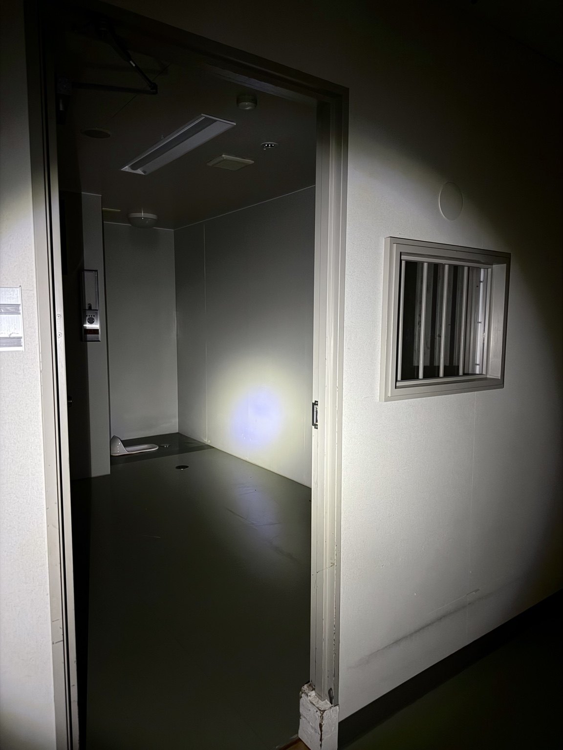 霊安室が綺麗なままの廃精神病院 2