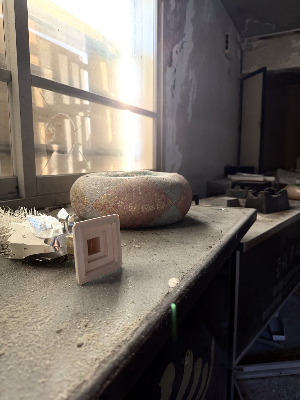 仄暗い村の、廃火葬場。 4