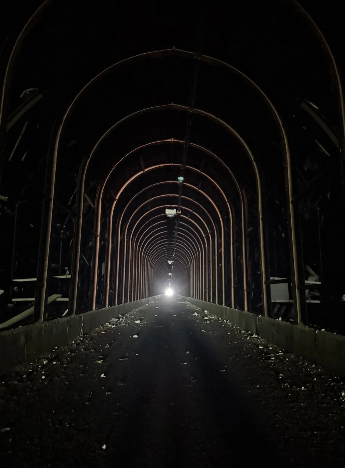 遺骨が眠る、手掘りの廃隧道。